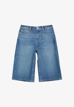 Short en denim bleu moyen longueur genou avec bouton devant, fermeture éclair, passants de ceinture et design à cinq poches, posé à plat sur fond blanc.