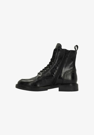 Bottines noires en cuir, dotées de lacets à l'avant, d'une fermeture éclair sur le côté, d'accents à clous et d'une finition texturée sur le dessus.
