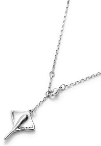 Collar de plata con un colgante de raya, con una delicada cadena y un cierre de langosta. La raya tiene una superficie suave y pulida.