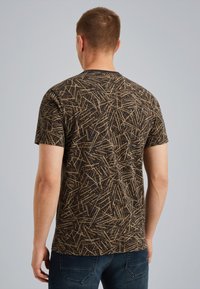 Korte mouw t-shirt gemaakt van stof met een bruine basis en een verspreid beige lijnpatroon. Ronde halslijn en een ontspannen pasvorm.