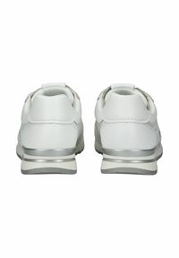 Sneaker bianche in pelle con texture liscia, caratterizzate da un accento argento sulla suola e un colletto morbido e imbottito per il massimo comfort.