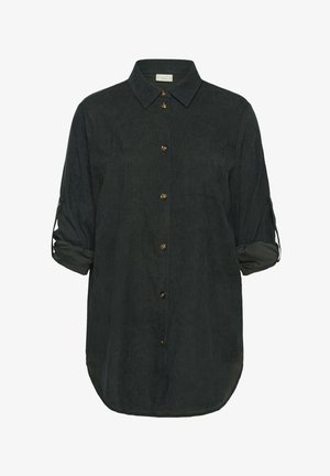 Camisa de botón de color verde oscuro hecha de tejido suave. Presenta un cuello, un bolsillo en el pecho y mangas enrolladas con detalles recortados.