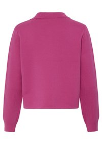 Vaaleanpunainen neulottu pusero, jossa on kaulus, pitkät hihat ja lyhyt malli. Sileä pinta, jossa resorit hihansuissa ja helmassa.