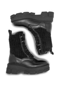 Cizme negre cu șireturi, cu un superior texturat din blană neagră și un inferior din piele netedă, având talpa din cauciuc masiv și accente din hardware cu ochiuri.