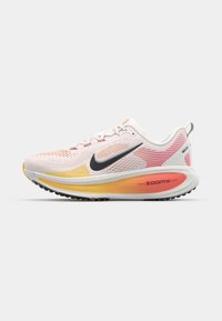VOMERO 18 - Katujuoksukengät - white/black/bright crimson/laser orange/light crimson