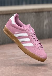 GAZELLE INDOOR - Baskets basses - bliss lilac/footwear white
