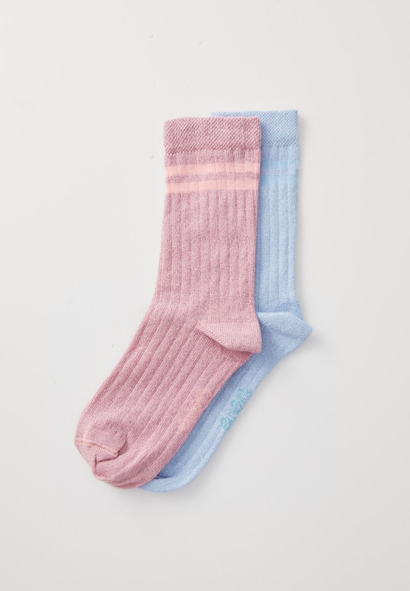 Dois pares de meias caneladas: uma em rosa claro com uma risca rosa, a outra em azul claro com um brilho suave, ambas feitas de material macio.