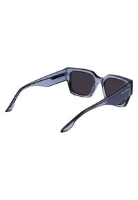Fioletowe okulary przeciwsłoneczne z kanciastymi oprawkami, ciemnymi soczewkami i błyszczącym wykończeniem. Posiadają markowy akcent po boku o eleganckim designie.