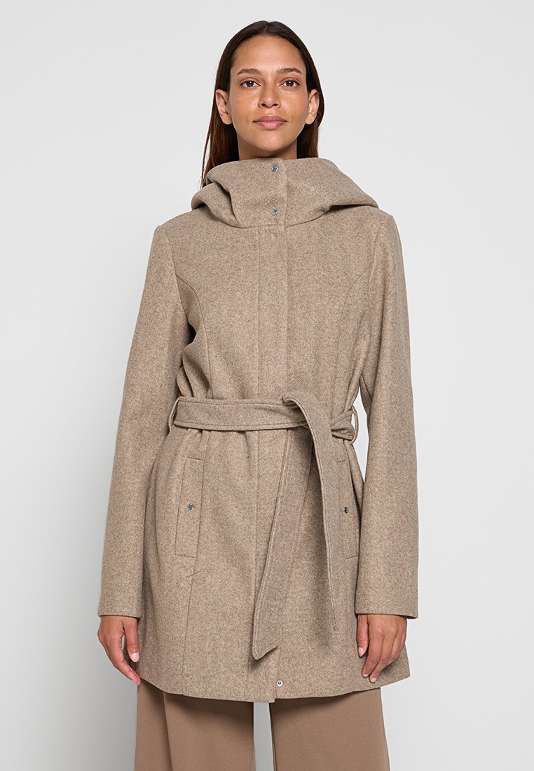 Abrigo de lana beige con un cuello alto, botones frontales, cintura con cinturón y bolsillos laterales. Textura suave, mangas largas y un corte ajustado.