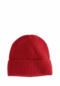Kootud punane beanie müts ribakonstruktsiooniga ja volditud äärisega. Ülemine osa on sile, ilma lisakaunistusteta.