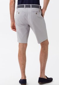 Pantaloni corti in cotone grigi con vestibilità rilassata, cintura a fantasia blu navy e due tasche posteriori con chiusura a bottone. Lunghezza corta appena sopra il ginocchio.