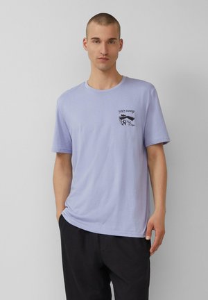 Hellblaues Baumwoll-T-Shirt mit Rundhalsausschnitt, kurzen Ärmeln und einem grafischen Druck auf der linken Brust. Schlichte, lockere Passform.