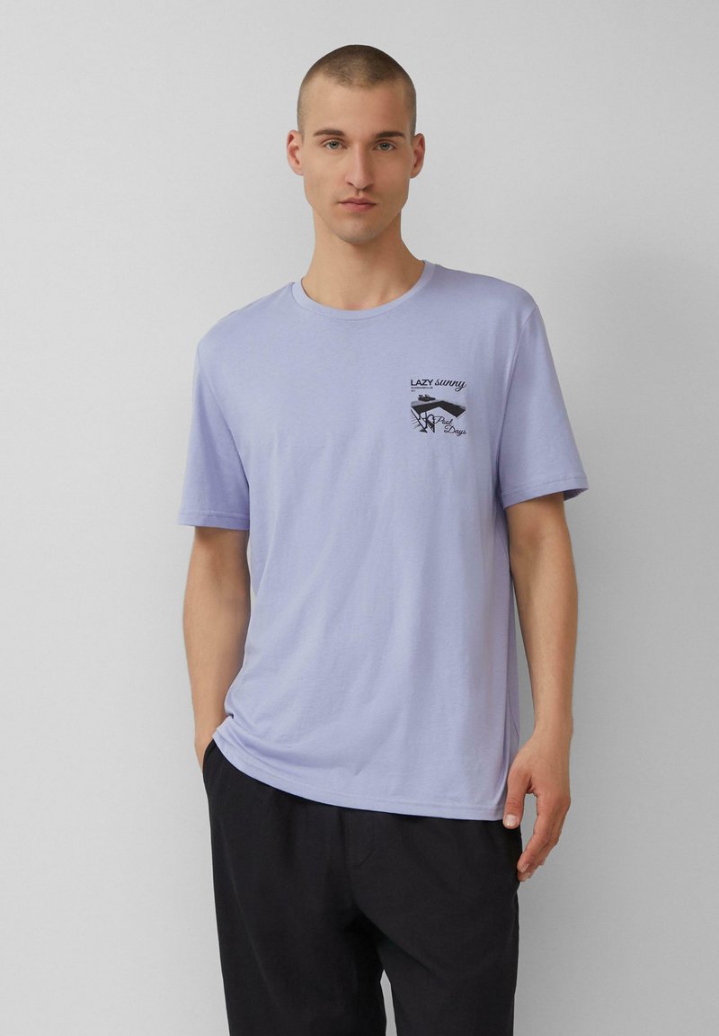 Hellblaues Baumwoll-T-Shirt mit Rundhalsausschnitt, kurzen Ärmeln und einem grafischen Druck auf der linken Brust. Schlichte, lockere Passform.
