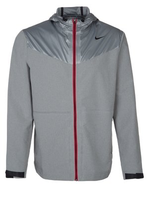 Mandens grå Nike sportjakke med hætte, rød lynlås, sort Nike-logo på brystet og justerbare håndledsremme.
