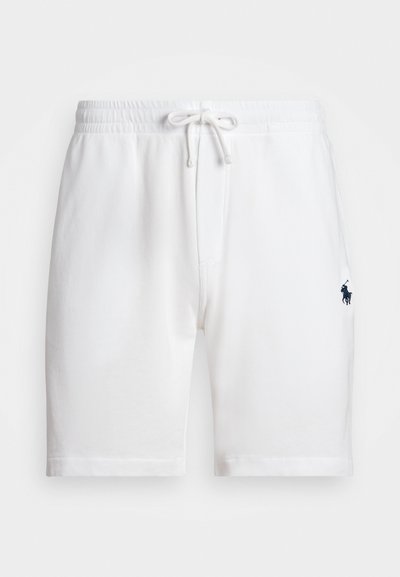 Baltas kokvilnas šorts ar elastīgu vidukļa jostu un auklu, ar mazu tumši zilu logotipu kreisajā kājā. Mīksta tekstūra, ikdienišķs dizains.