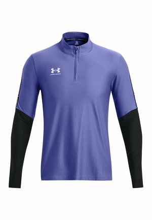 Lila Sportpullover mit schwarzen langen Ärmeln, Viertel-Reißverschluss-Front und weißem Under Armour-Logo auf der Brust. Glatte Textur, athletische Passform.