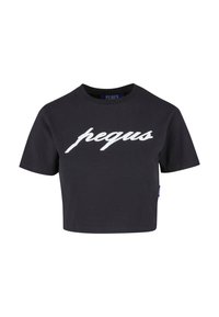 Svart cropped t-skjorte laget av bomull, med en stor hvit kursiv "pequs" grafikk over forsiden og klassisk crew neck-design.