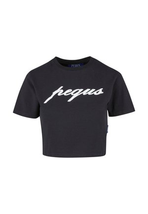 Mustat lyhyet t-paidat, jotka on valmistettu puuvillasta, ja joissa on suuri valkoinen käsinkirjoitettu "pequs" -grafiikka edessä sekä klassinen pyöreä pääntie.