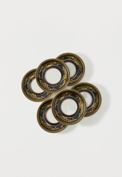 Πέντε μαύρα και χρυσά διακοσμητικά πιατάκια τοποθετημένα σε έναν χαλαρό κύκλο σε λευκό φόντο.
