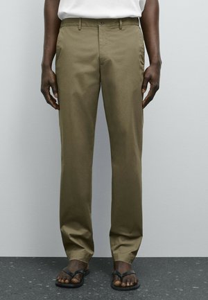 Pantaloni leggeri verde oliva con un design a gamba dritta e chiusura con bottone. Realizzati in un tessuto morbido, dotati di tasche laterali.