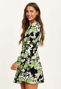 Liquorish FLORAL PRINT MINI WRAP WITH LONG SLEEVES  - Day dress - green