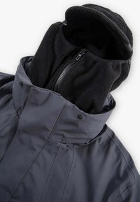 Giacca impermeabile grigio scuro con colletto alto, foderato in pile nero removibile e tasche con zip. Presenta chiusure a scatto e un cappuccio strutturato.