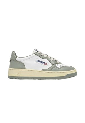 Sneaker basse in pelle bianca con sovrapposizioni grigio chiaro, suola beige, logo Autry e bandiera americana sul pannello laterale.