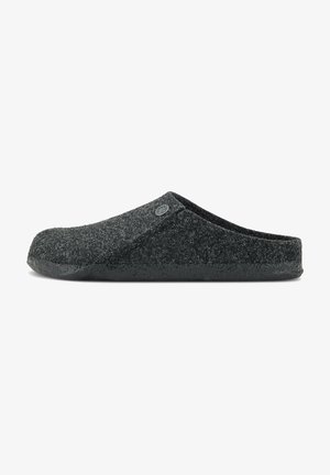 Chausson en feutre gris foncé avec une semelle en caoutchouc noir lisse. Présente une pointe arrondie et un design simple, avec un logo de marque discret sur le dessus.