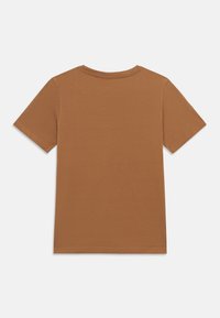 Καφέ βαμβακερή κοντομάνικη μπλούζα με στρογγυλή λαιμόκοψη, λεία υφή και κανονική εφαρμογή. Δεν υπάρχουν γραφικά ή διακοσμήσεις.