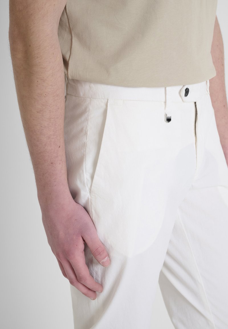 Antony Morato BRYAN IN GARMENT DYE STRETCH DOBBY Chino cream