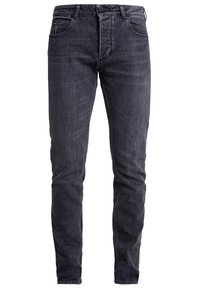 Vaqueros de mezclilla oscura con un ajuste ceñido, que cuentan con cinco bolsillos, cierre de botón y un sutil desgaste en la tela para aportar textura y detalle.