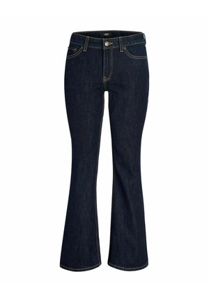 Jean évasé en denim bleu foncé avec bouton et fermeture éclair à l'avant, poches avant et arrière, et surpiqûres contrastantes jaunes.