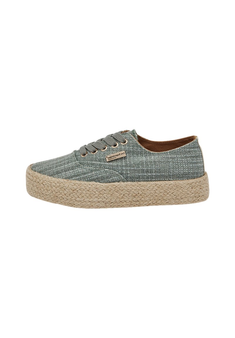 Sneakers verdi in tela testurizzata con suola in juta intrecciata, dotati di lacci tondi e un piccolo accento logo metallico sul lato.