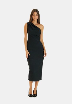 Vestido midi negro de un solo hombro con silueta ajustada y detalles fruncidos en el busto, hecho de una tela suave y elástica.