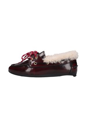Bordeauxkleurige leren mocassin met rode en witte veters en een crèmewitte schapenvachtvoering zichtbaar rond de kraag, platte zwarte zool.