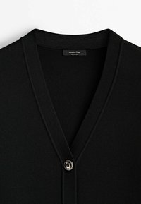 Czarny kardigan z dzianiny z dekoltem w serek, prążkowanymi brzegami oraz srebrnym guzikiem z przodu, oznaczony etykietą "Massimo Dutti".