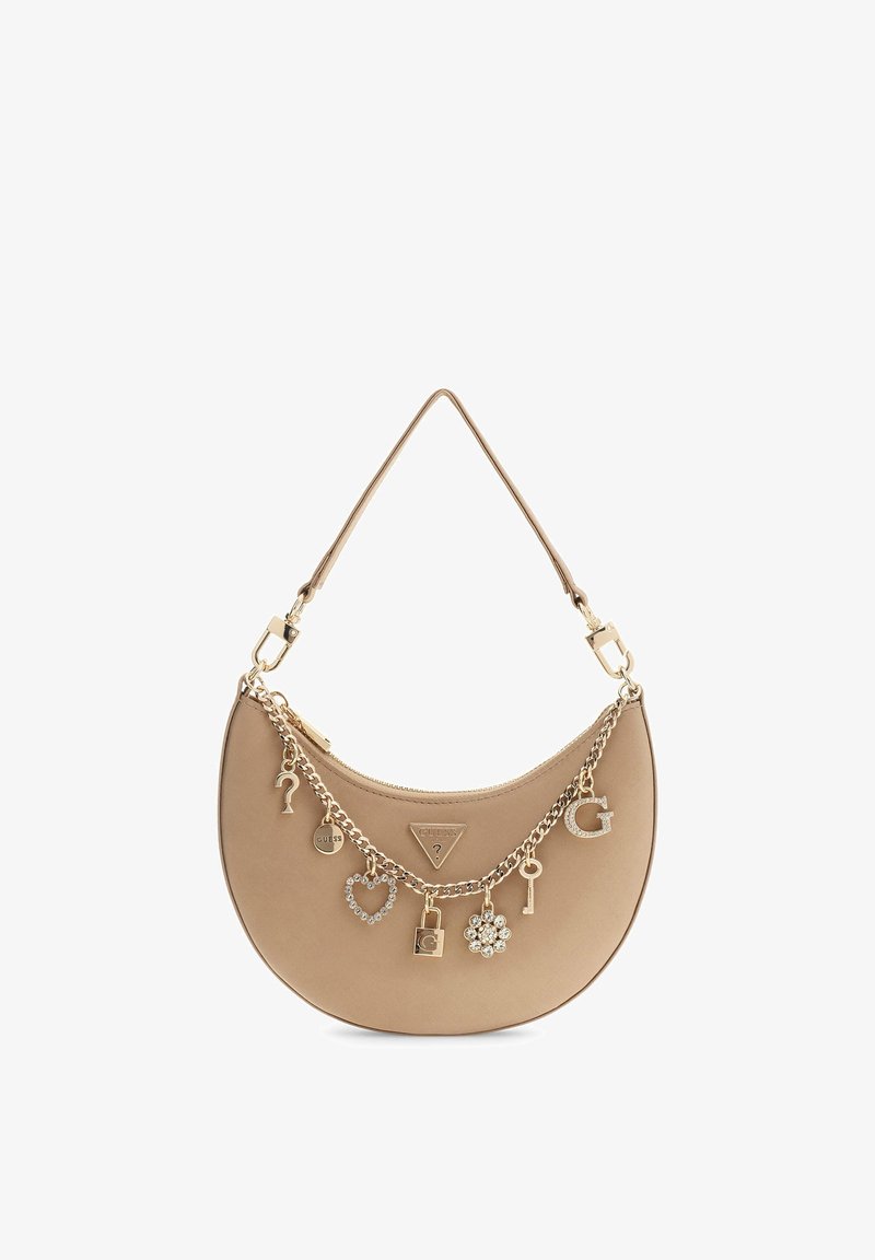 Sac à main beige en forme de croissant avec chaîne dorée et breloques comprenant un cœur, un cadenas, une fleur, une clé et la lettre "G", avec une poignée supérieure et une fermeture éclair.