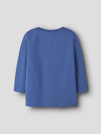 Μπλε παιδικό πουκάμισο με μακριά μανίκια και στρογγυλή λαιμόκοψη, εμφανιζόμενο από πίσω σε απλό φόντο ανοιχτού γκρι.