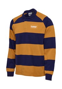 Rugbyshirt met lange mouwen met brede horizontale strepen in marineblauw en mosterdgeel, kraag en wit "hummel sportswear"-logo op de borst.