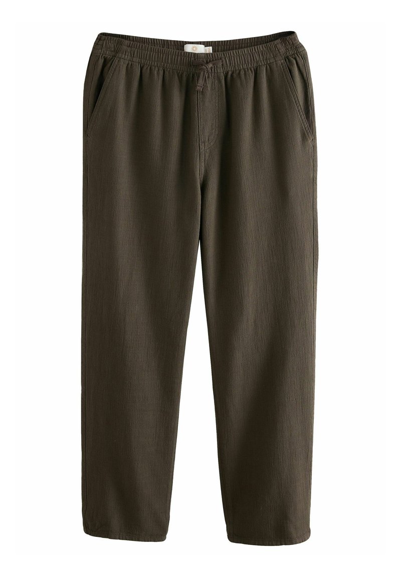 Pantalones oscuros de color verde oliva para hombre con una cinturilla elástica, bolsillos laterales y una tela texturizada. Corte holgado, piernas ajustadas con un corte recto.