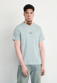 Nike Sportswear TEE - Apdrukāts T-krekls - light pumice