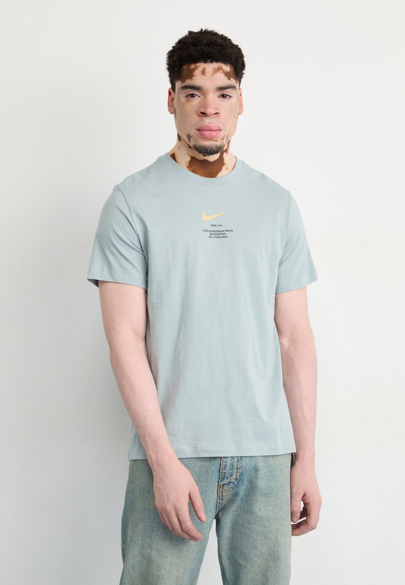 Nike Sportswear TEE - Apdrukāts T-krekls - light pumice