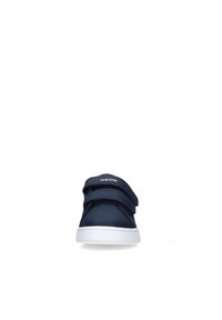 Sneaker blu navy con doppie fibbie in velcro, suola in gomma bianca, materiale liscio, punta tondeggiante e logo GEOX sulla fibbia.