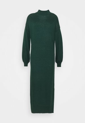 Longue robe en maille vert foncé avec un col montant et de longues manches bouffantes avec des poignets ajustés.