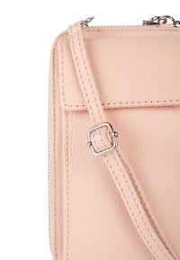 Borsa in pelle rosa con texture, dotata di una tracolla corta e accessori in argento. Caratterizzata da una chiusura a zip e una tasca frontale con patta.