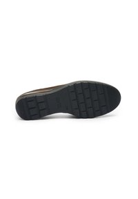 Bruine schoen met zwarte geribbelde rubberen zool, liggend op zijn zij, maat 4½ gemarkeerd op de zool, tegen een witte achtergrond.
