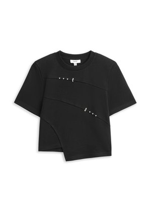 T-shirt noir à manches courtes avec ourlet asymétrique et deux rangées diagonales de petits clous argentés et épingles de sûreté sur le devant.