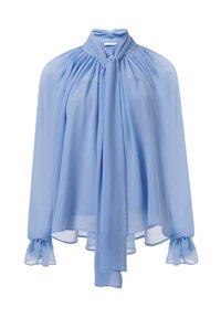 Blouse en chiffon bleu clair avec un col montant, un buste froncé et des manches longues avec des poignets volantés et un détail à nouer au cou.