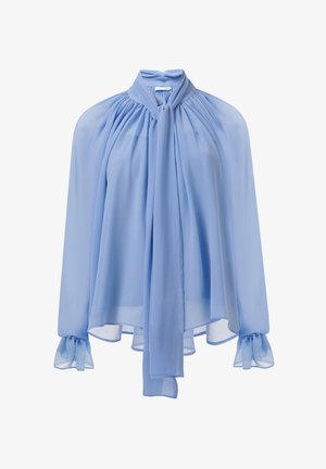 Lichtblauwe chiffon blouse met een hoge kraag, geplooide voorzijde en lange mouwen met ruches aan de manchetten en een_strikdetail bij de hals.