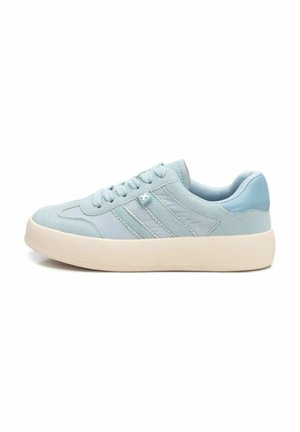 Zapatillas de deporte azul claro con una combinación de materiales lisos y texturizados, que presentan detalles de tres rayas y una suela de goma blanca.